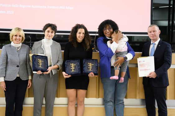 Drei der Preisträgerinnen mit Landesrätin Waltraud Deeg und Euregio-Generalsekretär Christoph von Ach (Foto: Trentino Sviluppo)
