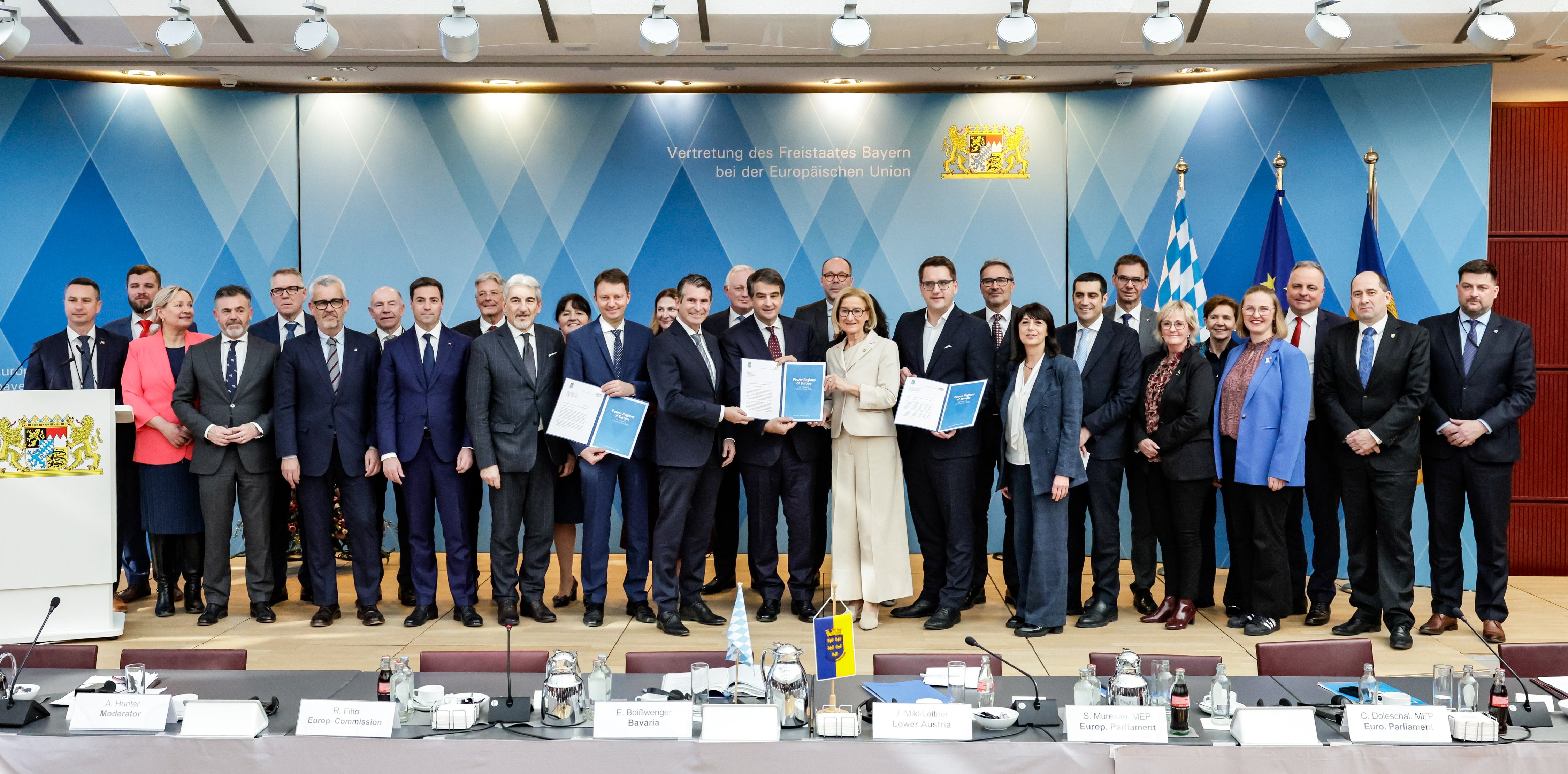 Die Vertreter der „Power Regions“ erneuerten in einer gemeinsamen Erklärung ihre Forderung nach rechtlich verbindlichen Garantien für alle Regionen, nach weniger Bürokratie sowie nach einer klaren Absage an eine Verknüpfung von EU-Mitteln mit Reformauflagen, die außerhalb der Zuständigkeit der Regionen liegen. (Foto: LPA/bri/Iris Haidau)