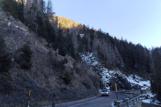 Sulla SS244 uno dei due interventi di protezione dalla caduta massi è previsto in prossimità del Comune di San Martino in Badia. (Foto: USP/Dipartimento Mobilità e Infrastrutture)
