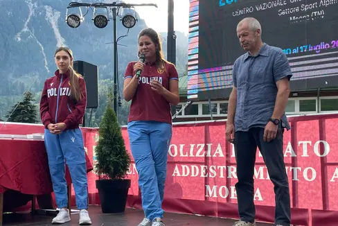 La sciatrice gardenese Nadia Delago (al centro), sul palco dell'Euregio Sport Camp di Moena (Foto Ufficio stampa Provincia Autonoma di Trento)