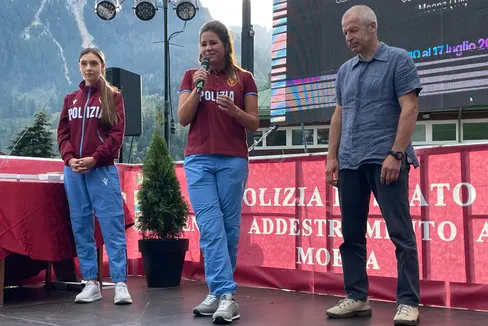 La sciatrice gardenese Nadia Delago (al centro), sul palco dell'Euregio Sport Camp di Moena (Foto Ufficio stampa Provincia Autonoma di Trento)