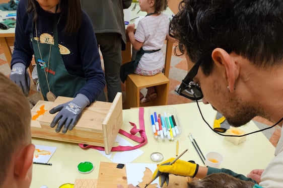 Che si tratti di osservare gli animali o di cimentarsi nel bricolage (come qui nel Centro visite del Parco naturale Tre Cime a Dobbiaco), i responsabili dei Centri visite offrono a grandi e piccini esperienze diversificate a contatto con la natura. (Foto: Ufficio provinciale Natura)