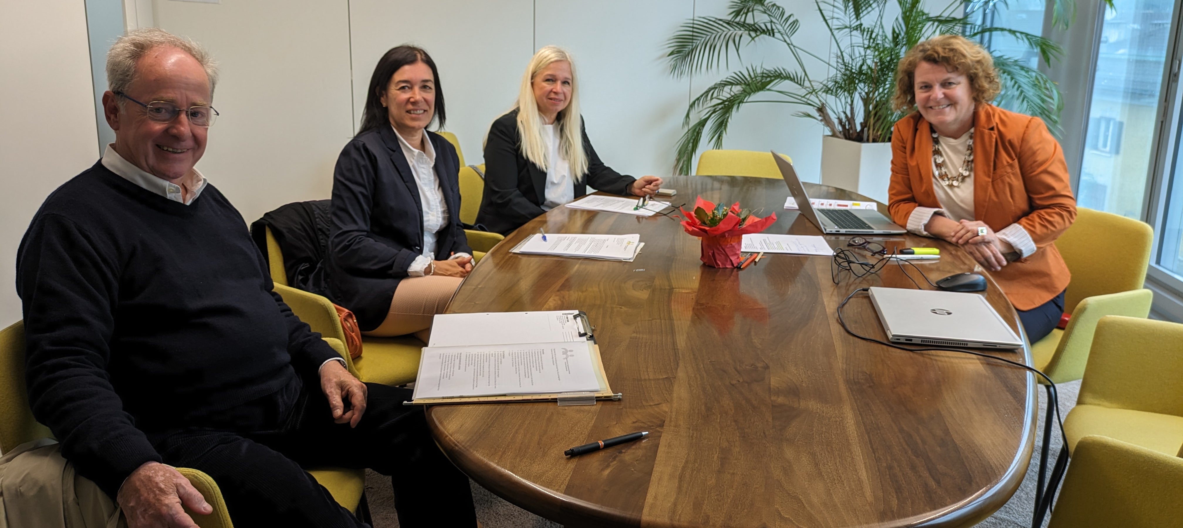 Una rete comune per la tutela giuridica delle persone fragili. Nella foto (da destra) l’assessora provinciale alla Coesione sociale Rosmarie Pamer, la consigliera del direttivo Sylvia Hofer, la direttrice, Roberta Rigamonti e il presidente dell'Associazione per l'Amministrazione di Sostegno, Werner Teutsch. (Foto: ASP/Hannes Wisthaler)