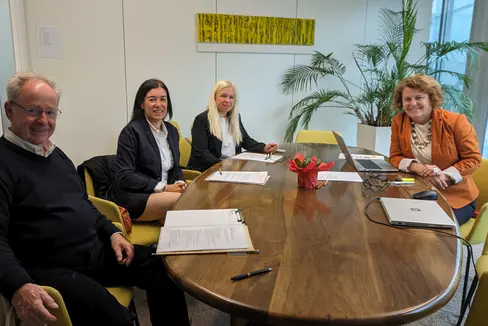 Una rete comune per la tutela giuridica delle persone fragili. Nella foto (da destra) l’assessora provinciale alla Coesione sociale Rosmarie Pamer, la consigliera del direttivo Sylvia Hofer, la direttrice, Roberta Rigamonti e il presidente dell'Associazione per l'Amministrazione di Sostegno, Werner Teutsch. (Foto: ASP/Hannes Wisthaler)