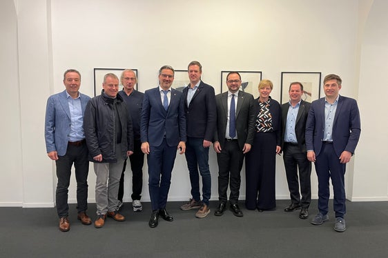 Foto di gruppo con l'assessore e il presidente della Provincia (da sinistra a destra): il vicedirettore di lvh.apa, Walter Pöhl, il funzionario di lvh.apa, Horst Pichler, il membro di lvh.apa, Hermann Raffeiner Kerschbaumer, il presidente della Provincia, Arno Kompatscher, il presidente di lvh.apa, Martin Haller, l'assessore provinciale, Marco Galateo, la direttrice di Ripartizione, Manuela Defant, il vicepresidente di lvh.apa, Hannes Mussak, e Andreas Mair della direzione di lvh.apa. (Foto: lvh.apa)