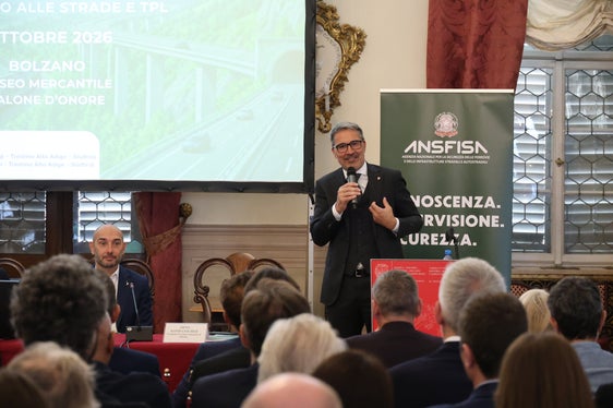 Nachhaltigkeit betrifft nicht nur die Art und Weise, wie wir neue Infrastrukturen bauen, sondern auch unsere Fähigkeit, bestehende Anlagen an veränderte Umweltbedingungen anzupassen, betonte Landeshauptmann Arno Kompatscher bei der ANSFISA-Tagung in Bozen. Links im Bild Unterstaatssekretär Alessandro Morelli. (Foto: LPA/Ingo Dejaco)