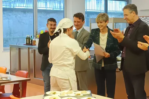 Una nuova specializzazione professionale. Nella foto (da sinistra) il docente Alessandro Lauria, Il sovrintendente scolastico Vincenzo Gullotta, la direttrice della Scuola Ritz Coretta Ceretta, il direttore della Formazione professionale Giuseppe Delpero e Il coordinatore del Centro di Formazione continua sul lavoro Matteo Apolloni durante la consegna dell'attestato ad un neo-diplomato. (Foto: USP)