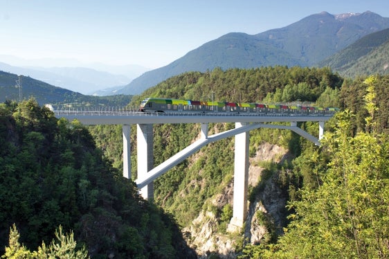 Il nuovo progetto per la costruzione della variante della Val di Riga è stato realizzato in collaborazione con il Ministero, la Rete Ferroviaria Italiana (Rif), con la società inhouse della STA e con i tecnici della Provincia. (Foto: LPA/Noemi Prinoth)
