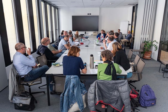 Der Unterzeichnung gingen intensive Verhandlungen mit den Gewerkschaften voraus, die am 27. Mai mit der Genehmigung einer Beschlussvorlage von Personallandesrätin Magdalena Amhof in der Landesregierung ihren Abschluss fanden. Diese ermöglicht es nun, eine weitere Einmalzahlung als Inflationsausgleich an die Mitarbeitenden auszuschütten. (Foto: LPA/Greta Stuefer)