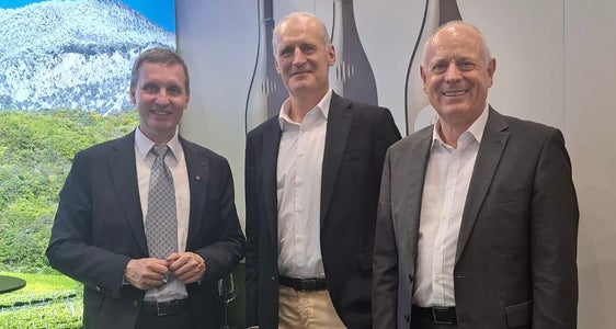 Am Stand der Kellerei Tramin: (v. l.) Landesrat Luis Walcher mit Kellermeister Willi Stürz und Obmann Leo Tiefenthaler (Foto: LPA/Abteilung Landwirtschaft)