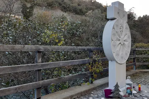 Una targa commemorativa ricorda le vittime dell'incidente ferroviario della Val Venosta avvenuto il 12 aprile 2010. (Foto: USP/Guido Steinegger)