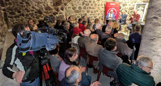 Lo spazio per eventi della Casa della Pesa è pieno: il Giovedì culturale con tre associazioni Gaismair di Innsbruck, Bolzano e Trento ha suscitato grande interesse. (Foto: Euregio/Armin Gluderer)