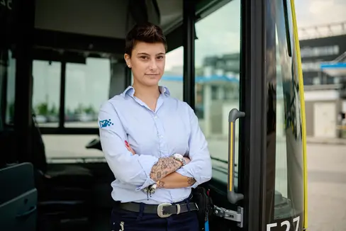 Für alle Busfahrerinnen und Busfahrer im öffentlichen Nahverkehr soll es künftig einheitliche Dienstkleidung geben. Die Landesregierung hat die Kriterien für entsprechende Zuschüsse genehmigt. (Foto: Sasa)