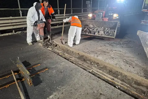 In der Nacht vom 18. auf den 19. Mai wurden auf der Pustertaler Staatsstraße (SS 49) an der Riggertalbrücke der Einbau der Dehnfugen und der Abschluss der Sicherungsarbeiten am Bauwerk fortgesetzt. Die Brücke konnte um 8.15 Uhr für den Verkehr freigegeben werden. (Foto: LPA/Ressort für Infrastrukturen und Mobilität)