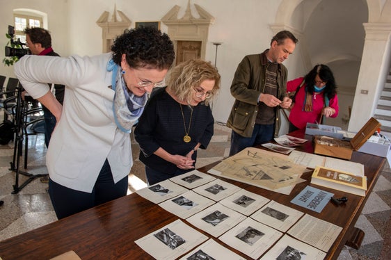 Originale Materialien aus den Beständen des Landesdenkmalamts wurden im Rahmen der Pressekonferenz gezeigt. (Foto: Landesdenkmalamt/Alessandro Campaner)