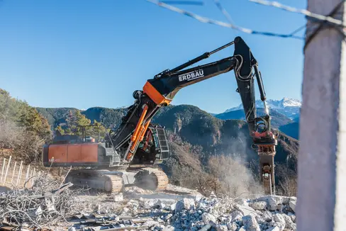 Parte dei vecchi sostegni della funivia di San Genesio sono già stati rimossi: la foto mostra la demolizione del sostegno 4 della vecchia funivia. (Foto: USP/Ivan Brentegani)