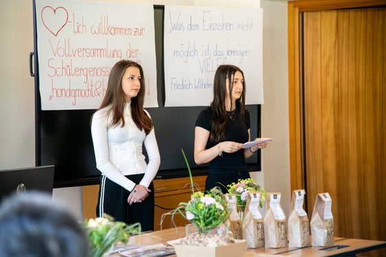 Vollversammlung der Schülergenossenschaft der Fachschule Tisens: links die neu gewählte Obfrau Katharina Pichler, rechts die scheidende Obfrau Lena Pichler (Foto: LPA/Fachschule Tisens/Raiffeisenverband Südtirol)