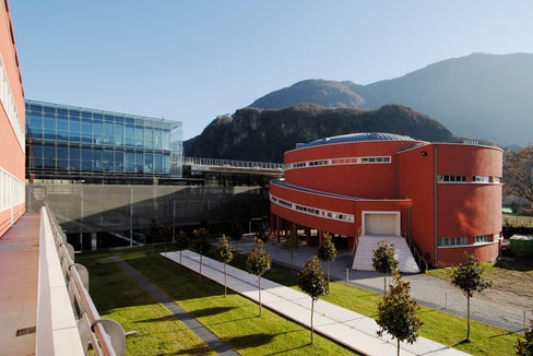 All'Eurac Research di Bolzano focus sulle lingue nelle Indicazioni provinciali della scuola italiana. Venerdì 13 marzo in programma un convegno sul tema alla presenza del vicepresidente e assessore all'Istruzione italiana Marco Galateo e del sovrintendente scolastico Vincenzo Gullotta. (Foto: Eurac Research/Oskar Dariz)