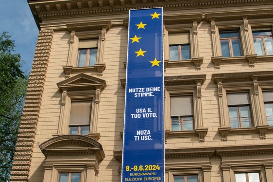 Da oggi (24 maggio) fino al weekend delle elezioni, un bigprint sulla facciata di Palazzo Widmann, a Bolzano, richiamerà l'attenzione sulle prossime elezioni europee. (Foto: ASP/Greta Stuefer)