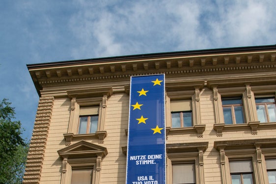 Da oggi (24 maggio) fino al weekend delle elezioni, un bigprint sulla facciata di Palazzo Widmann, a Bolzano, richiamerà l'attenzione sulle prossime elezioni europee. (Foto: ASP/Greta Stuefer)