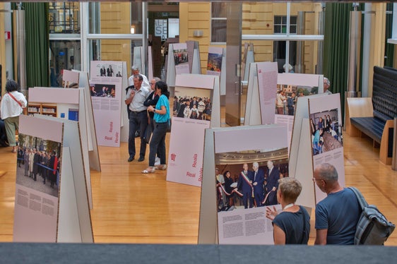 La mostra fotografica “Autonomia Reale. Tracce di politica culturale in Provincia autonoma di Bolzano 1980-1999” di Palazzo 1, rende tangibile per i visitatori un pezzo di autonomia vissuta. (Foto: ASP/Greta Stuefer)
