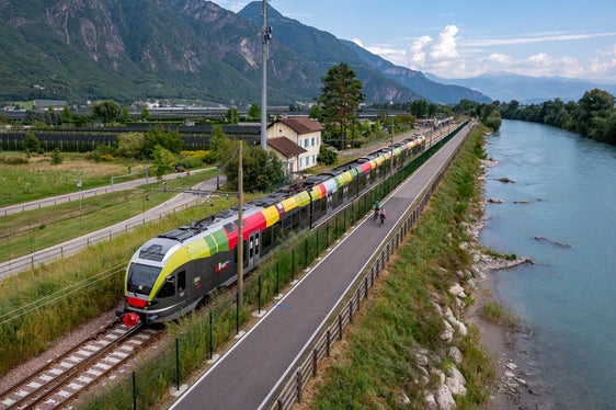 Per rafforzare il trasporto pubblico locale e garantire un collegamento attrattivo della parte occidentale della provincia è ritenuto di particolare importanza il potenziamento della tratta ferroviaria tra Bolzano e Merano. (Foto: USP/STA/Manuela Tessaro)