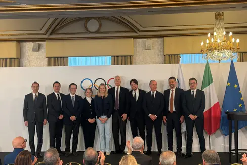 Das Gruppenfoto des Treffens anlässlich des Abschlusses der Olympischen Winterspiele. Im Bild (von links): Giuseppe Sala (Bürgermeister Mailand), Gianluca Lorenzi (Bürgermeister Cortina), Attilio Fontana (Präsident der Region Lombardei), Kristin Kloster Aasen (Mitglied IOC), Kristy Coventry (Präsidentin IOC), Giovanni Malagò (Präsident der Stiftung Mailand-Cortina), Alberto Stefani (Präsident Region Venetien), Luca Zaia (Präsident Regionalrat Venetien), Daniel Alfreider (Landeshauptmannstellvertreter Südtirol) und Maurizio Fugatti (Landeshauptmann Trentino). (Foto: LPA/Bruno Benedetto)