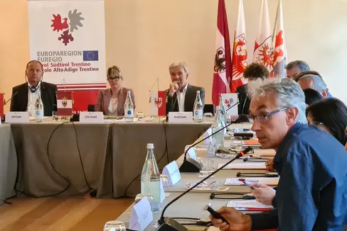 Über die Situation in Südtirol berichtete Landesrat Schuler, im Bild neben dem (v.l.) Tiroler Landesrat Geisler und der Trentiner Landesrätin Zanotelli. (Foto: Presseamt Trentino)