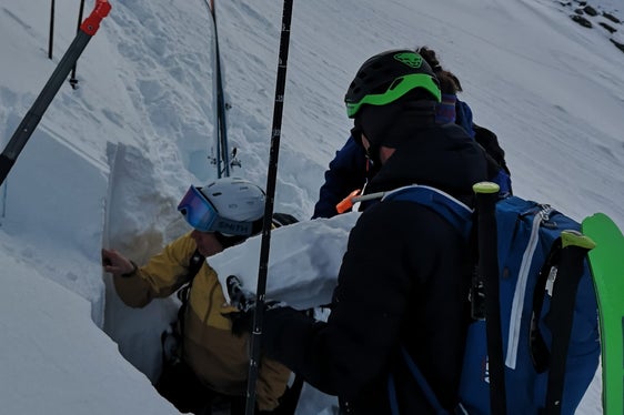 Schneedeckenuntersuchung: Informationen über Aufbau und Stabilität der Schneedecke innerhalb eines Gebietes sind für die Beurteilung der aktuellen und zukünftigen Lawinenverhältnisse unerlässlich. (Foto: LPA/Landesamt für Meteorologie und Lawinenwarnung/Franz Künig)