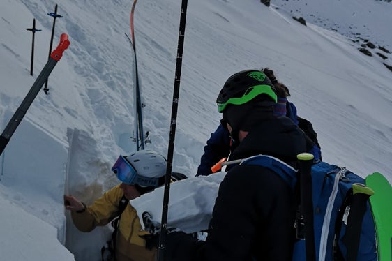 Schneedeckenuntersuchung: Informationen über Aufbau und Stabilität der Schneedecke innerhalb eines Gebietes sind für die Beurteilung der aktuellen und zukünftigen Lawinenverhältnisse unerlässlich. (Foto: LPA/Landesamt für Meteorologie und Lawinenwarnung/Franz Künig)