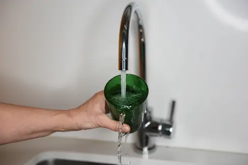 Der sich abzeichnende Wassermangel gibt Anlass zu Besorgnis: Steigender Wasserbedarf, geringe Schneereserven und anstehende Hitzewellen verschärfen die Situation. Wasser sparen ist daher ein Gebot der Stunde, betont die Landesagentur für Umwelt und Klimaschutz. (Foto: Landesagentur für Umwelt und Klimaschutz)