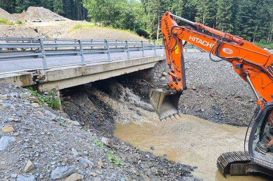 Im Rotwandbach in der Gemeinde Rasen-Antholz auf der Höhe des Antholzer Sees ist in der Nacht auf heute eine Mure abgegangen, die Wildbacharbeiter mit Vorarbeiter Edmund Messner räumen das Bachbett. (Foto: LPA/Landesamt für Wildbach- und Lawinenverbauung Ost in der Agentur für Bevölkerungsschutz)