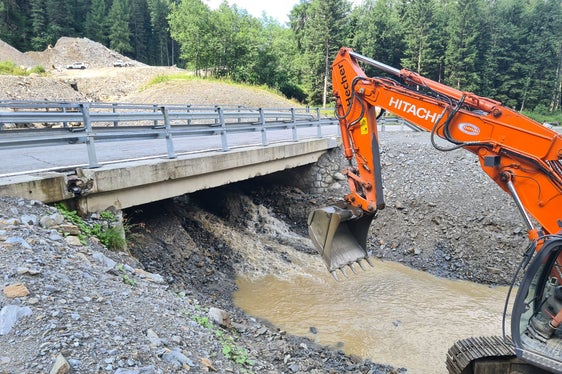 Lavori in corso per rimuovere i detriti sotto un ponte sul rio Croda Rossa. (Foto: Ufficio Sistemazione bacini montani est)
