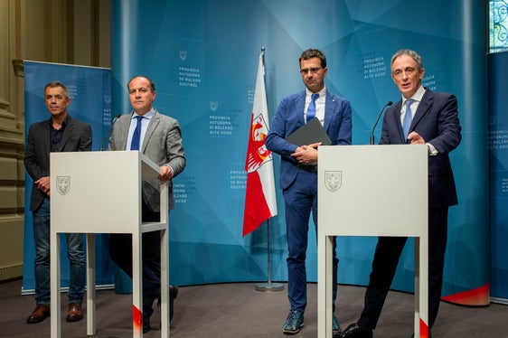 Dal 1° aprile la Provincia si farà carico dei costi per il transito da Nord a Sud del capoluogo negli orari di punta. Da sin. Georg Pichler, direttore ufficio aria e rumore, il vicepresidente della Provincia, Giuliano Vettorato, Hartmann Reichhalter, presidente Autostrada del Brennero, Diego Cattoni, AD Autostrada del Brennero (Foto: ASP/Fabio Brucculeri)