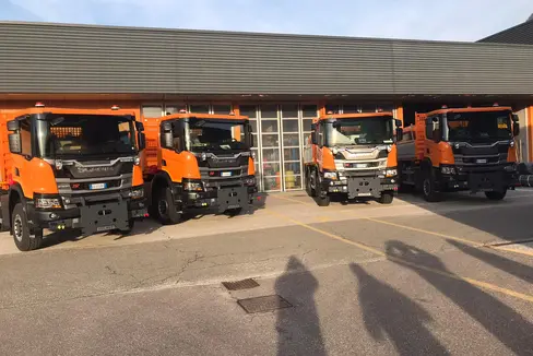Der Landesstraßendienst mustert alte Fahrzeuge aus und kauft 26 neue Fahrzeuge an. Dafür hat die Landesregierung heute grünes Licht gegeben. (Foto: LPA)