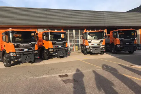 Tra i 26 veicoli speciali presto a disposizione del Servizio strade ci sono 4 autocarri con pesi lordi diversi, 3 furgoni, una spazzatrice, una pala gommata e un escavatore (Foto: ASP/Servizio strade)
