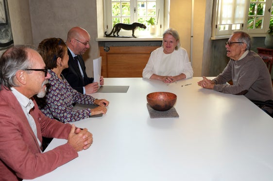 Am 19. September wurde, im Beisein von Vertretungen des Landes, der Alexander-Langer-Stiftung und der Stiftung Museo Storico del Trentino, der Verwahrungsvertrag unterzeichnet, mit dem der Nachlass von Alexander Langer in den Bestand des Südtiroler Landesarchivs übergeht. (Foto: LPA/Alessandro Campaner)