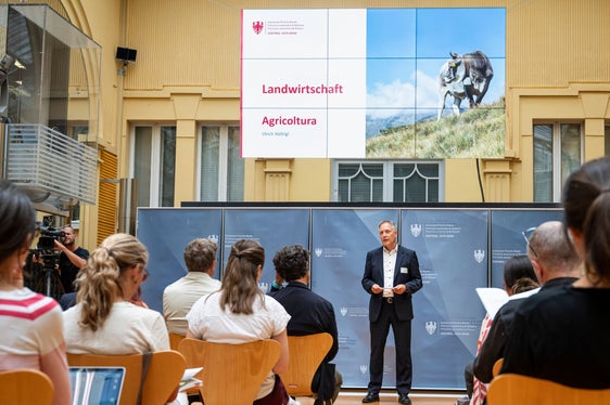 Il direttore di Dipartimento Ulrich Höllrigl, nella sua vesta di direttore facente funzione della Ripartizione Agricoltura, ha affrontato il tema della reintroduzione del premio per il pascolo. (Foto: USP/Fabio Brucculeri)