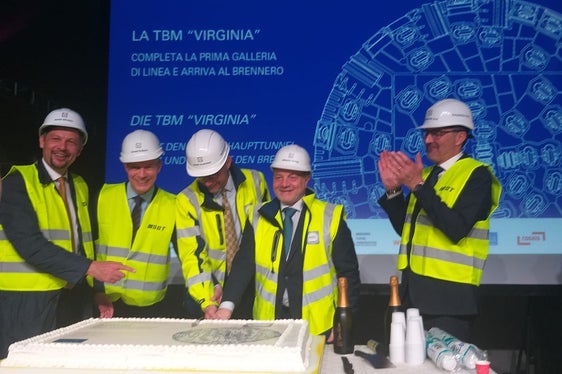 Anche una torta per festeggiare l'arrivo al Brennero della fresa TBM Virginia: il presidente Kompatscher applaude soddisfatto per l'importante traguardo parziale sulla strada della realizzazione del tunnel di base del Brennero (Foto: ASP/Angelika Schrott)