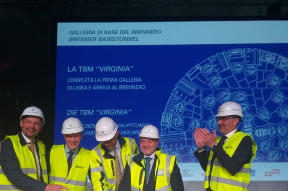 Anche una torta per festeggiare l'arrivo al Brennero della fresa TBM Virginia: il presidente Kompatscher applaude soddisfatto per l'importante traguardo parziale sulla strada della realizzazione del tunnel di base del Brennero (Foto: ASP/Angelika Schrott)