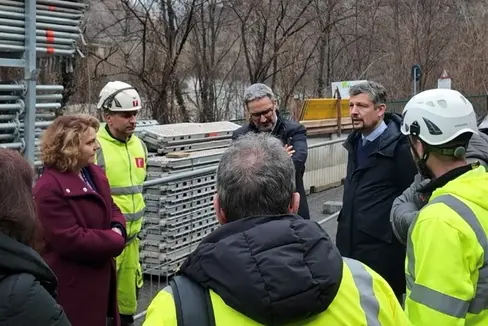 Landesrätin Rosmarie Pamer (von links), Landeshauptmann Arno Kompatscher (Dritter von links) und Landesrat Daniel Alfreider (Vierter von links) informierten sich über den Baufortschritt. (Foto: LPA/Bruno Benedetto)
