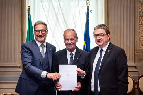 Nach der Verabschiedung der Reform des Autonomiestatuts in Rom sprechen Landeshauptmann von Südtirol, Arno Kompatscher (von links), der Minister für Regionalangelegenheiten und Autonomien, Roberto Calderoli, und der Landeshauptmann von Trient, Maurizio Fugatti, am Freitag, 5. Juni, in Bozen über die Reform. (Foto: LPA/Ivo Corrà)