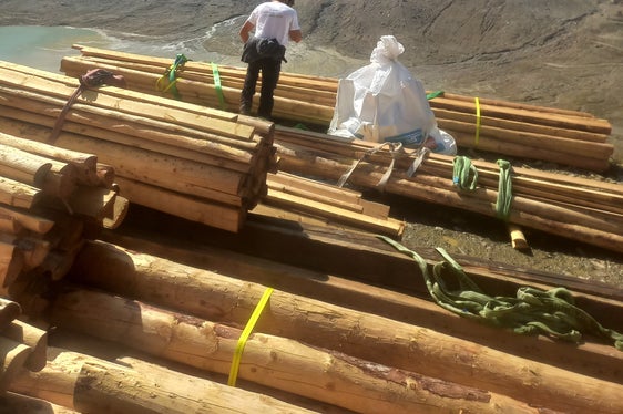 Quest’estate l’Ispettorato forestale di Merano ha messo a disposizione delle Associazioni agrarie di Niedertal e Rofenberg del legname per la realizzazione di recinti in legno. (Foto: USP/Manual Gurschler)