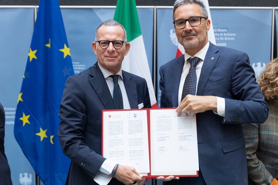 Die am 24. September in Bozen unterzeichnete Vereinbarung gilt für drei Jahre. INPS-Präsident Fava und Landeshauptmann Kompatscher haben das Abkommen am 24. September in Bozen unterzeichnet. (Foto: LPA/Tiberio Sorvillo)