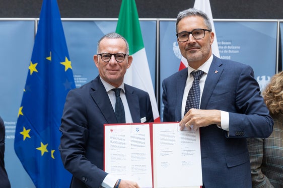 Die am 24. September in Bozen unterzeichnete Vereinbarung gilt für drei Jahre. INPS-Präsident Fava und Landeshauptmann Kompatscher haben das Abkommen am 24. September in Bozen unterzeichnet. (Foto: LPA/Tiberio Sorvillo)