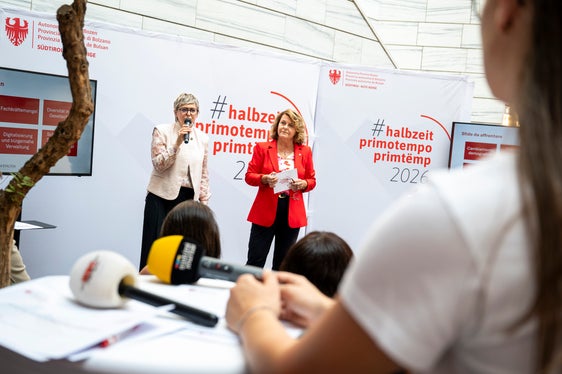 Ressortdirektorin Michela Morandini (links) ging auf die Herausforderungen des Ressorts Sozialer Zusammenhalt, Familie, Senioren, Genossenschaften und Ehrenamt ein, Landesrätin Rosmarie Pamer (rechts) nannte bereits ergriffene und künftige Maßnahmen dazu. (Foto: LPA/Fabio Brucculeri)