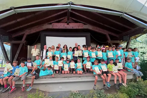 Stolz auf das Erreichte: 48 junge Botschafterinnen und Botschafter für die Natur - im Bild mit den Ehrengästen und Mitarbeitern des Landesamtes für Natur - erhielten beim Abschlussfest am 1. August in Niederrasen das Junior Ranger Diplom 2026. (Foto: LPA/Landesamt für Natur)