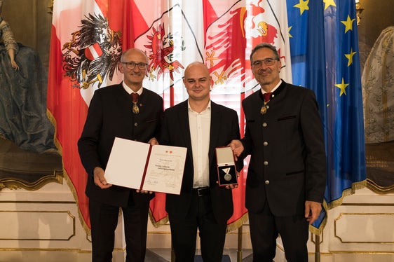 Mit der Lebensrettermedaille von den Landeshauptleuten Anton Mattle (links) und Arno Kompatscher (rechts) ausgezeichnet: Peter Oberrauch (Mitte) aus Tisens. (Foto: Land Tirol/Sedlak)