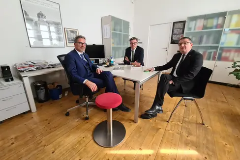 Treffen in Trient zum Haushaltsgesetz des Staats (von links): der Landeshauptmann Arno Kompatscher, der Minister für Wirtschaft und Finanzen, Giancarlo Giorgetti und der Landeshauptmann der Provinz Trient Maurizio Fugatti. (Foto: LPA)