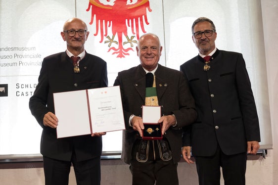 Die Landeshauptleute Anton Mattle (links) und Arno Kompatscher (rechts) ehrten Leo Tiefenthaler aus Montan für dessen
Verdienste um das Allgemeinwohl, insbesondere um den Bauernstand in wirtschaftlicher, sozialer, kultureller und politischer Sicht. (Foto: Land Tirol/Sedlak)